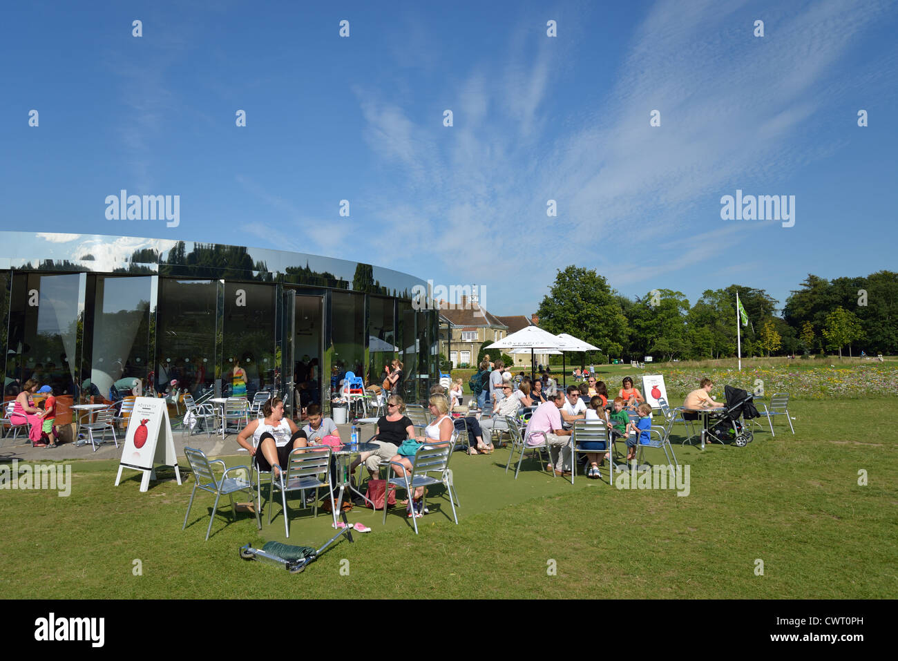 Dominique Perraults Teepavillon in Priory Park, Reigate, Surrey, England, Vereinigtes Königreich Stockfoto