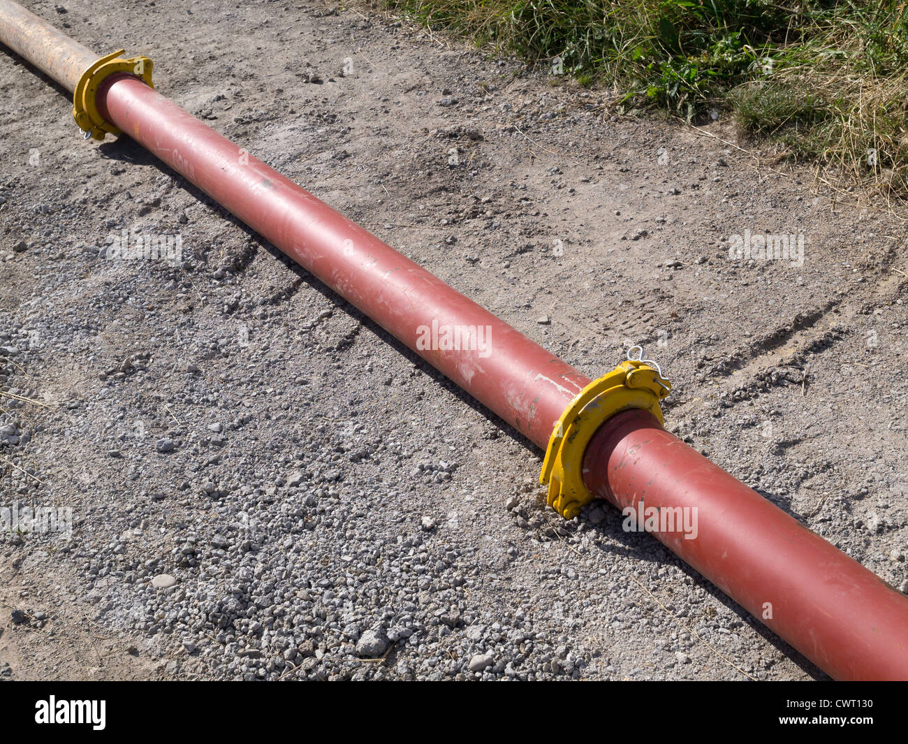 Temporäre Stahlrohr mit schraublosen Gelenke gelegt auf einer Straße und verwendet für die Flüssigkeit in unzugänglichen Lage konkrete Platzierung Stockfoto
