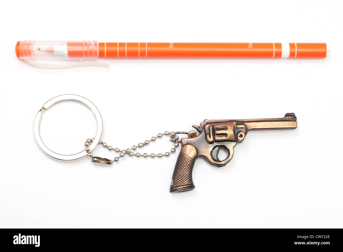Spielzeugpistole mit Schlüsselanhänger und Kugelschreiber isoliert auf weißem Hintergrund Stockfoto