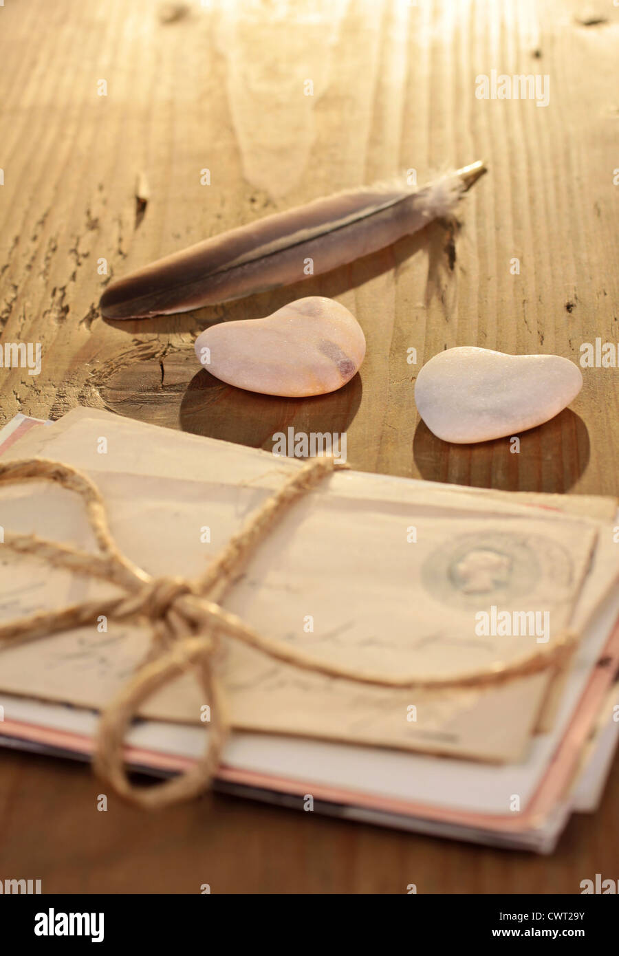 Stein Herz mit alten gebundene Buchstaben auf Schreibtisch aus Holz Stockfoto