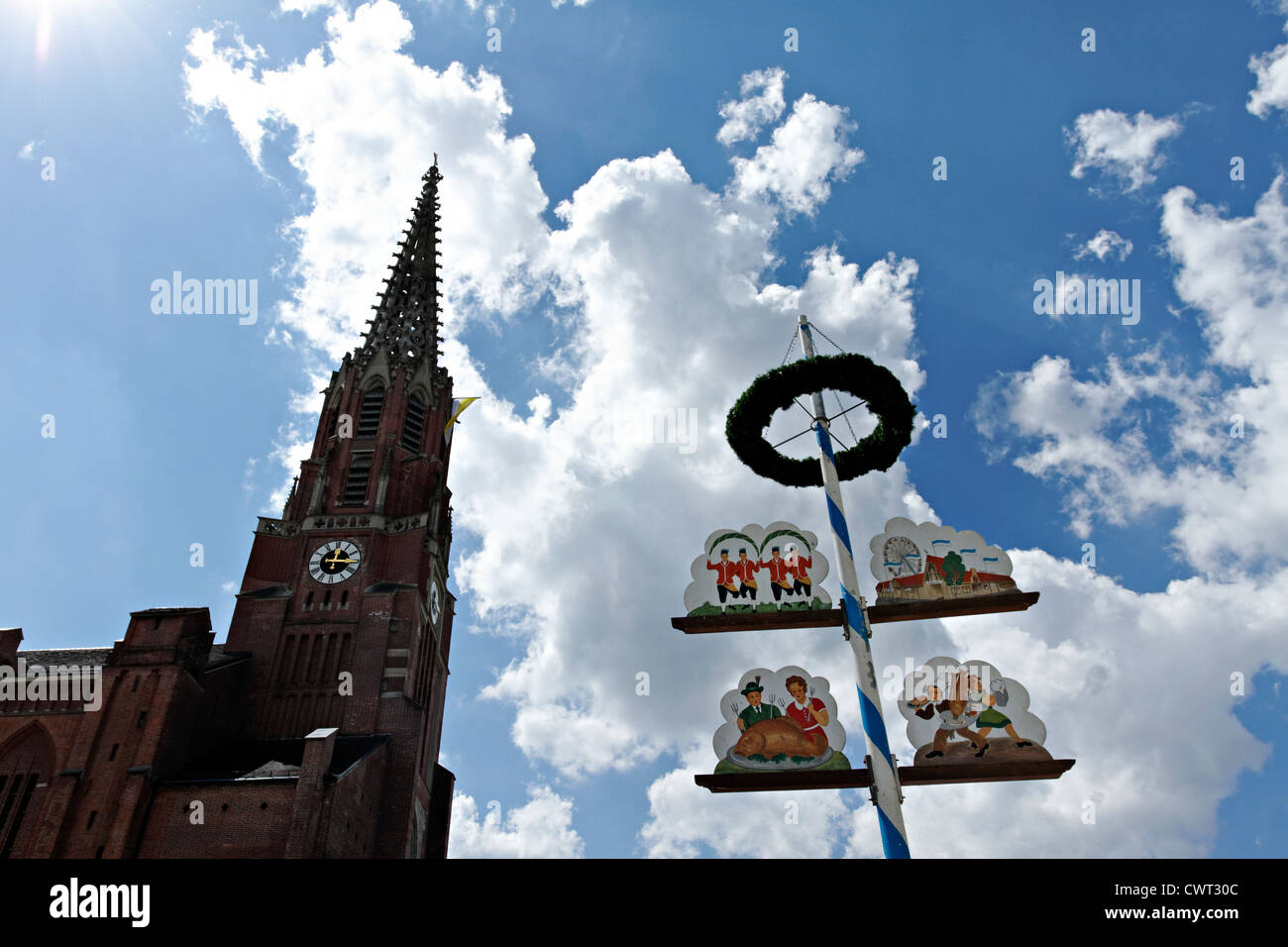 Auer Dult Maibaum und die Kirche Maria Hilfe, Oberbayern München Stockfoto