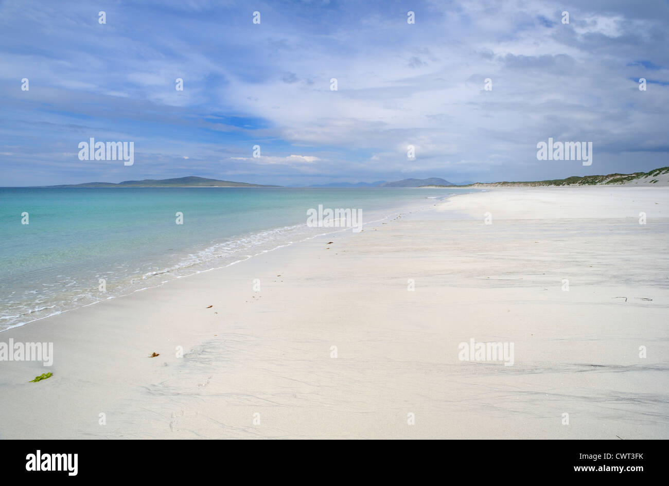 Ein langen, weißen Sandstrand führt zur Insel über das blaue Meer in der Ferne Stockfoto