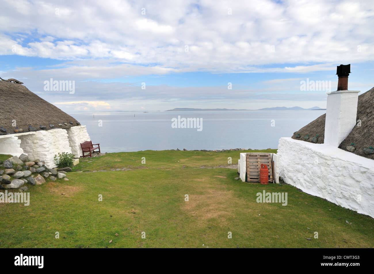 Ein Blick über das Meer auf die Berge der Insel Skye von der Jugendherberge Berneray Stockfoto