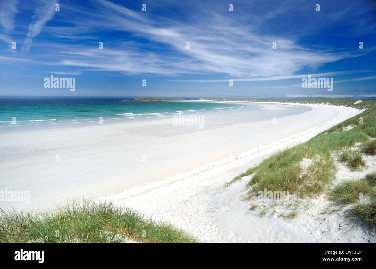 Blaues Meer, eingerahmt in einem gebogenen weißen Sandstrand Stockfoto