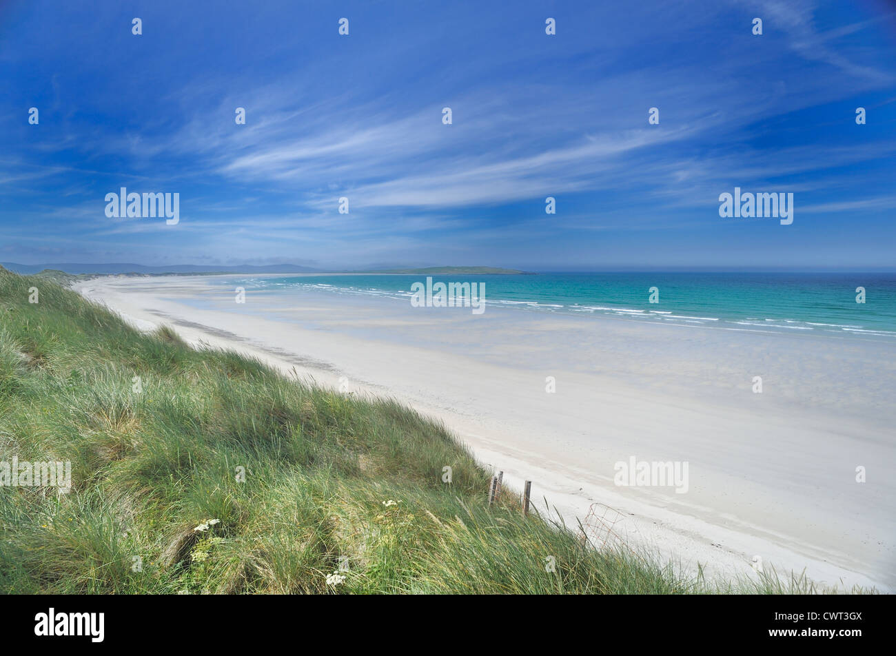 Blaues Meer, eingerahmt in einem gebogenen weißen Sandstrand Stockfoto