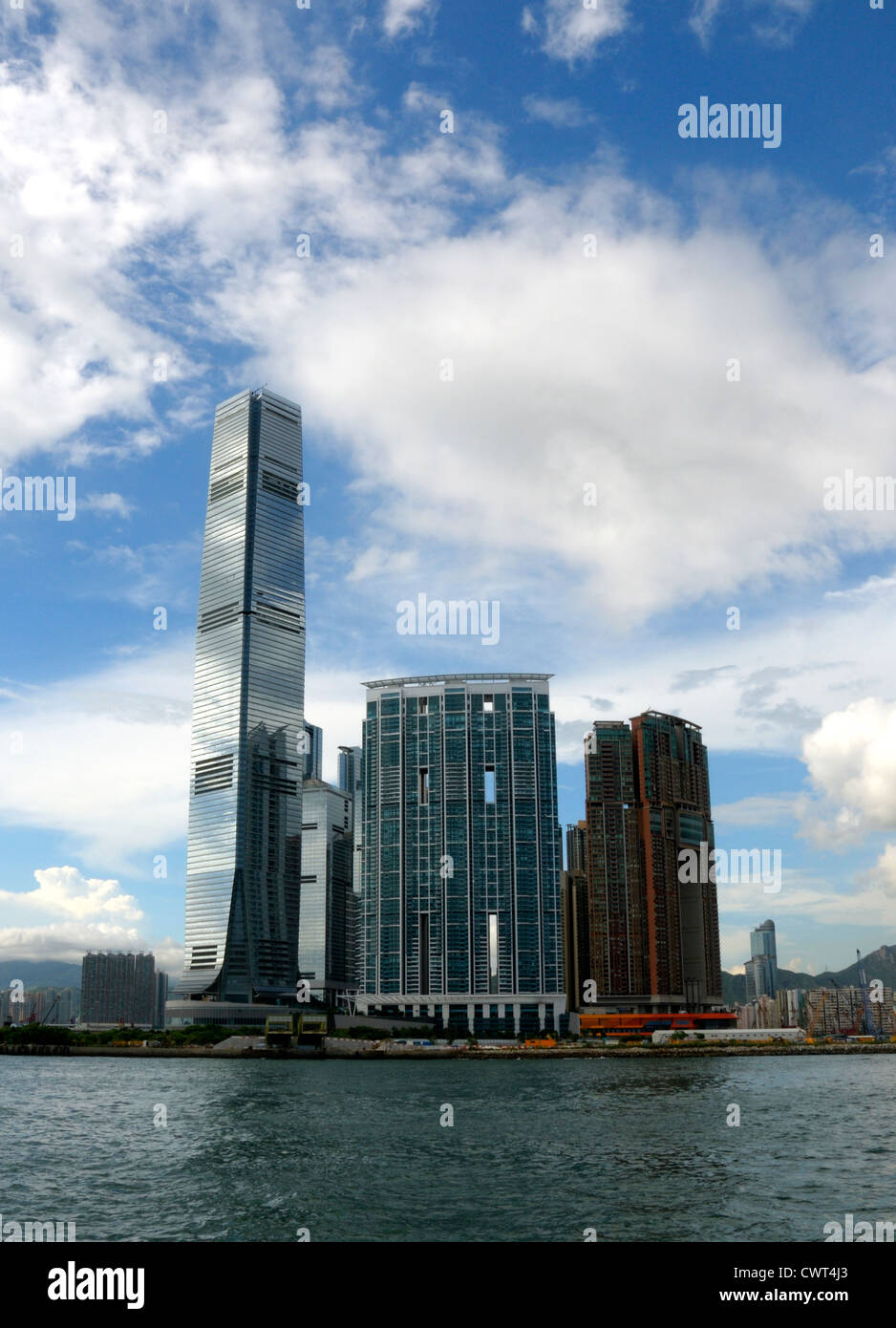 Wolkenkratzer mit Blick auf Victoria Harbour in Kowloon, Hongkong. Stockfoto