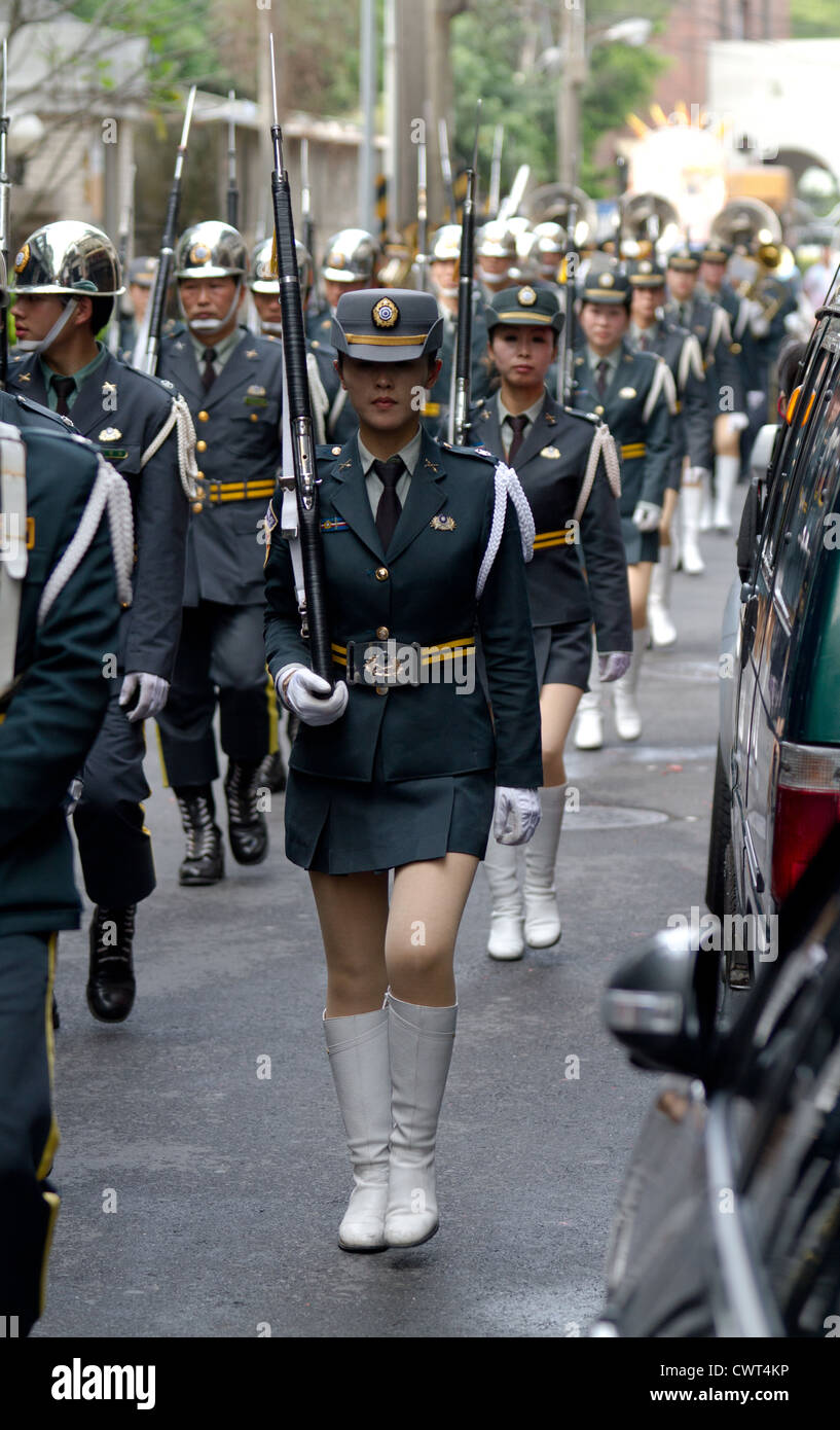 Eine militärische Wache Unternehmen ist durch Shilin District in Taipei an einem Festival feiert den Geburtstag eines Toaist Gottes paradieren. Stockfoto