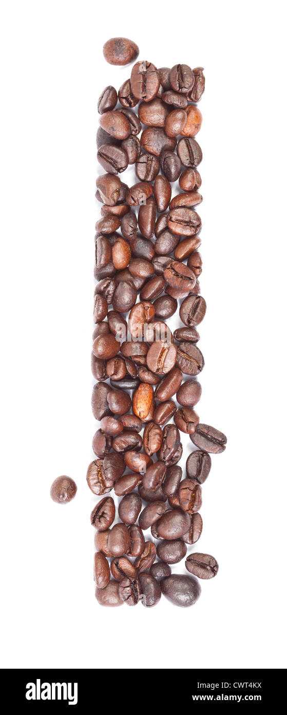 l, Alphabet aus Kaffeebohnen auf weißem Hintergrund. Stockfoto
