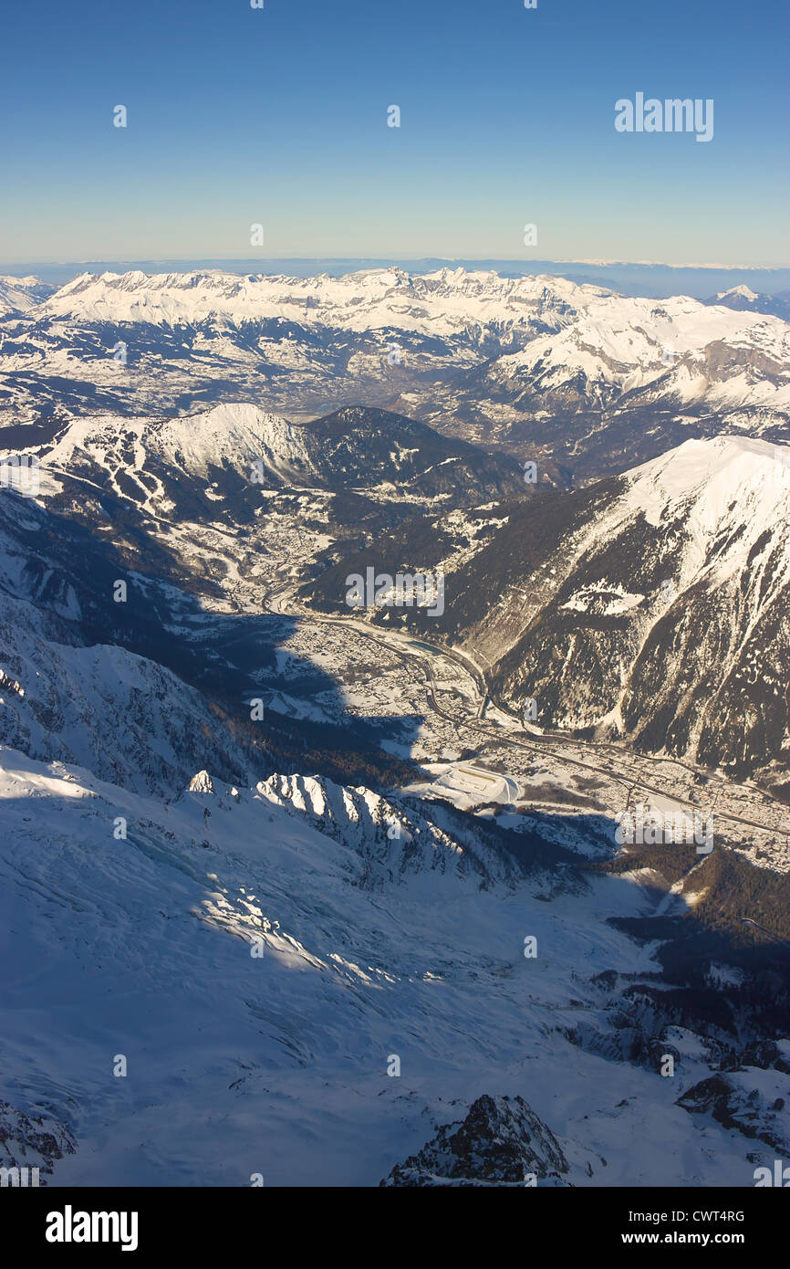 Die Alpen, das Tal von Chamonix, Blick vom Gipfel der Aiguille du Midi Stockfoto