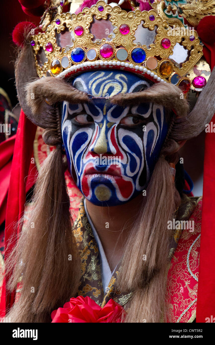 Ein Mann gekleidet wie eine taoistische Gott Paraden durch Shilin District in Taipeh während eines Festivals am Geburtstag eines taoistischen Gottes. Stockfoto