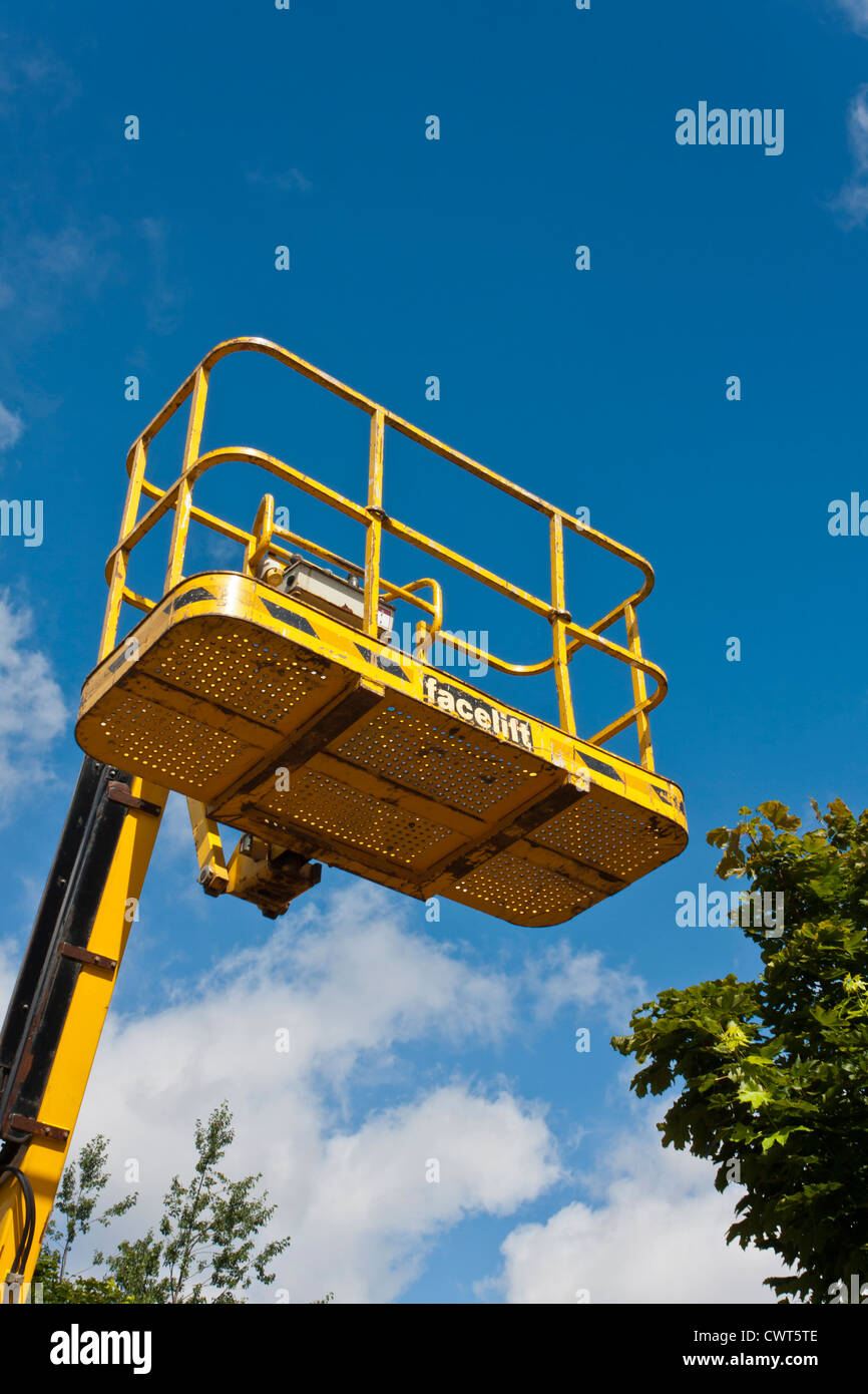 Eine leere Hubarbeitsbühne hohe Zugangsplattform. Stockfoto