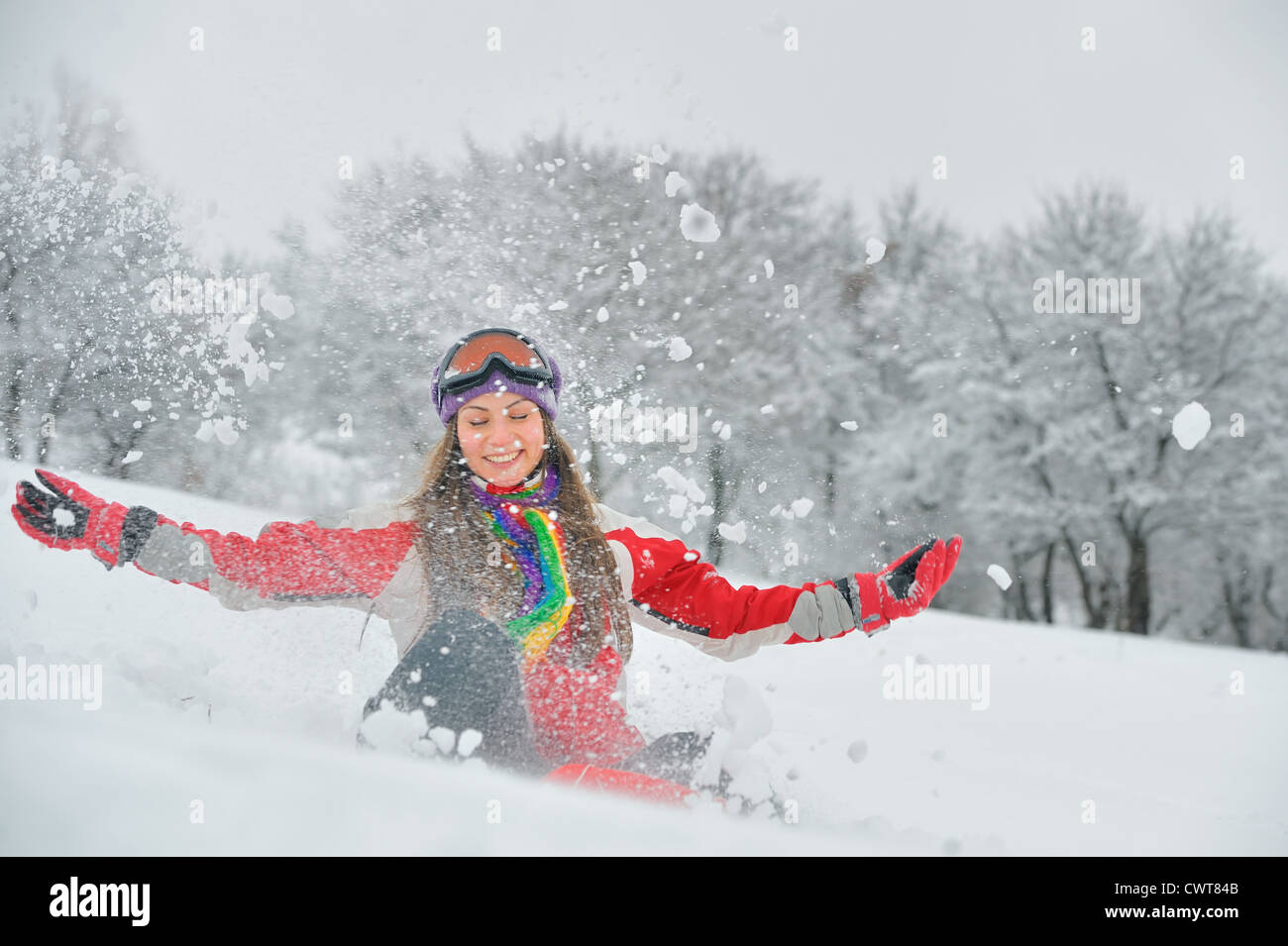 Mädchen spielen mit Schnee Stockfoto