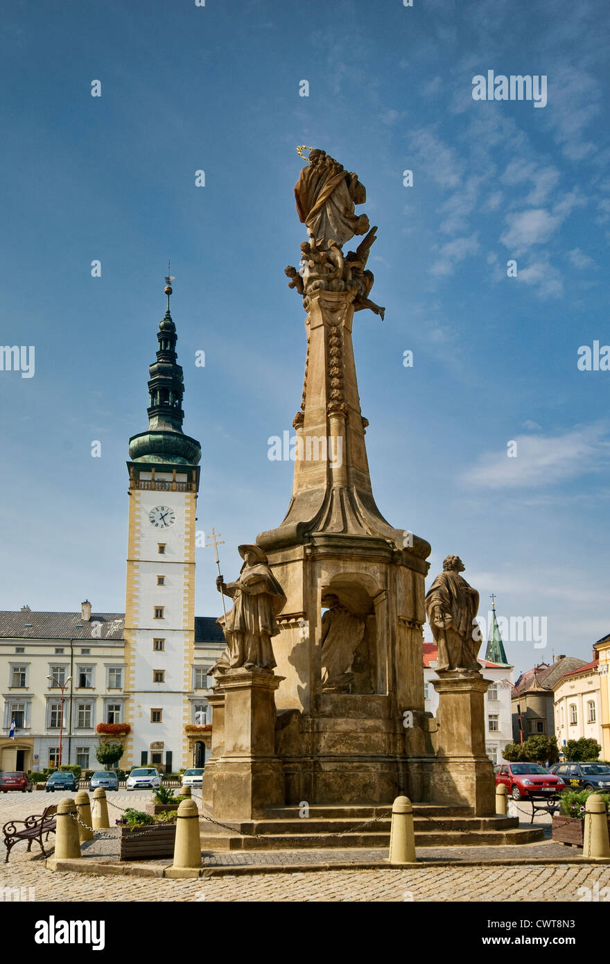 Pest, Spalte und Rathaus am Přemysl Otakar Square in Litovel, Olomoucký Kraj, Tschechien Stockfoto