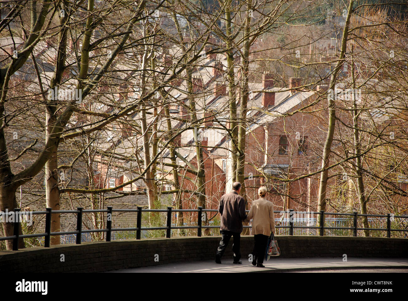 Paar in der Nähe von Durham City Centre im frühen Frühling. Stockfoto