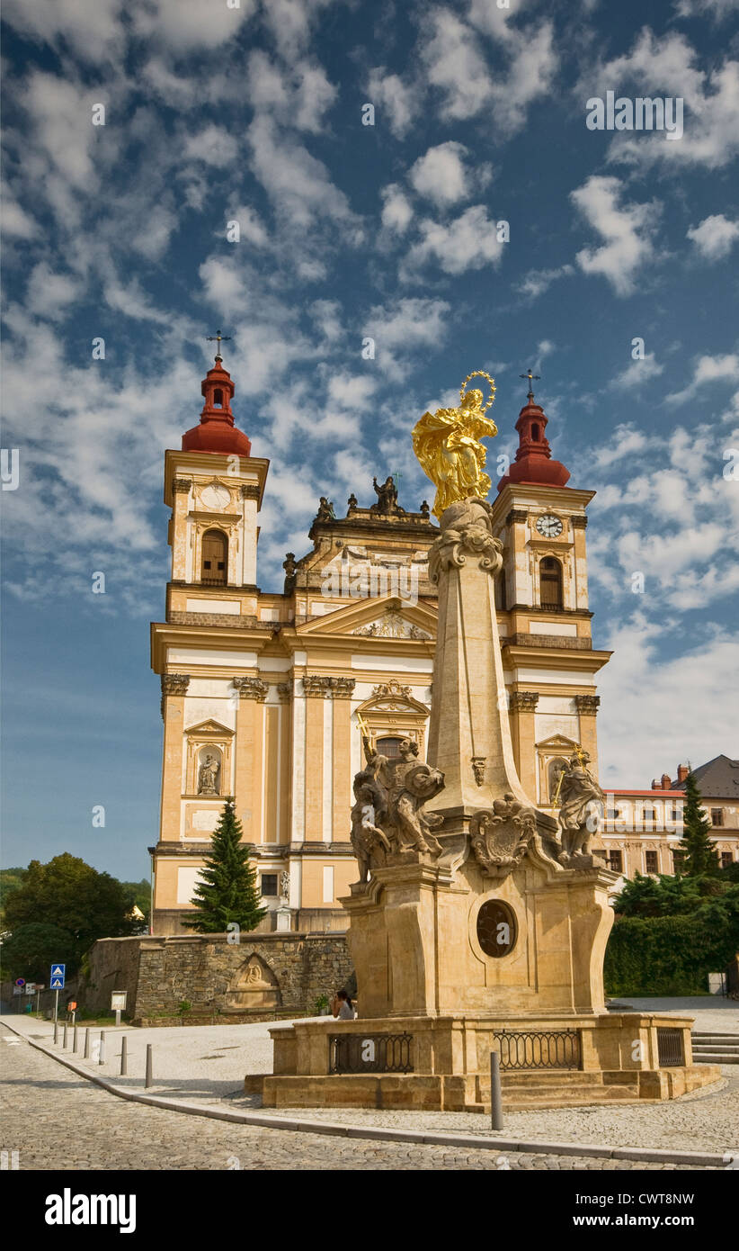 Jungfrau Maria Spalte und Verkündigung-Kirche in Šternberk, Olomoucký Kraj, Tschechien Stockfoto