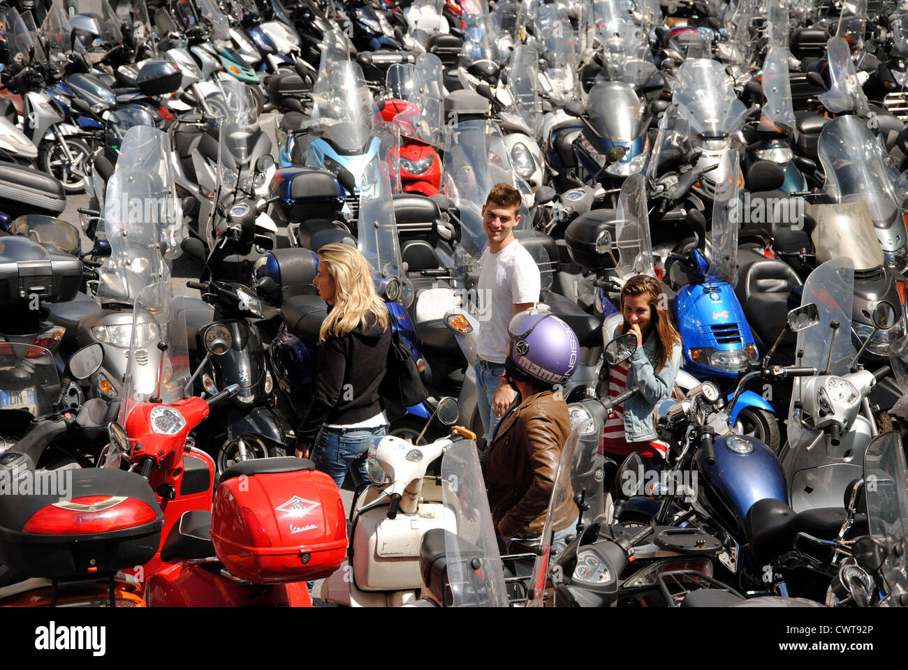 Junge Menschen unter einem Meer von Motorrädern, Genua, Italien Stockfoto