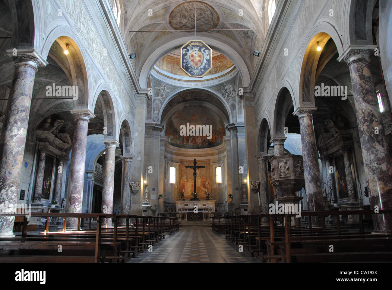 Das Kirchenschiff von Pietrasanta Cathedral, Toskana, Italien Stockfoto