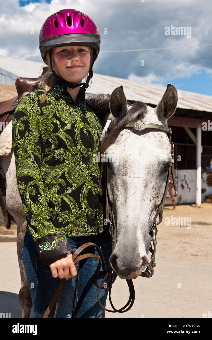 Heranwachsende Mädchen und Pferd. Sie trägt ein Hemd western-Show, Helm für Junioren, die gesetzlich vorgeschriebenen State Fair Fonda, New York State Stockfoto