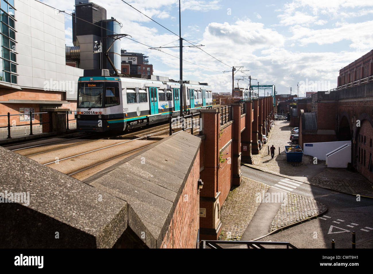 Eine Straßenbahn im Stadtzentrum von Manchester. Stockfoto