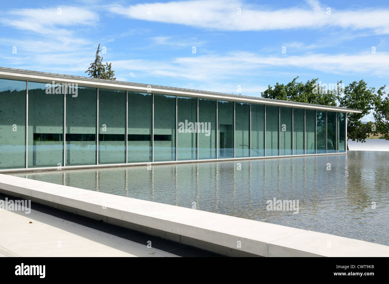 Moderne Architektur und dekorative Pool Château La Coste Art Centre von Tadao Ando (2011) in Le Puy-Sainte-Réparade in der Nähe von Aix-en-Provence Provence Provence Frankreich Stockfoto