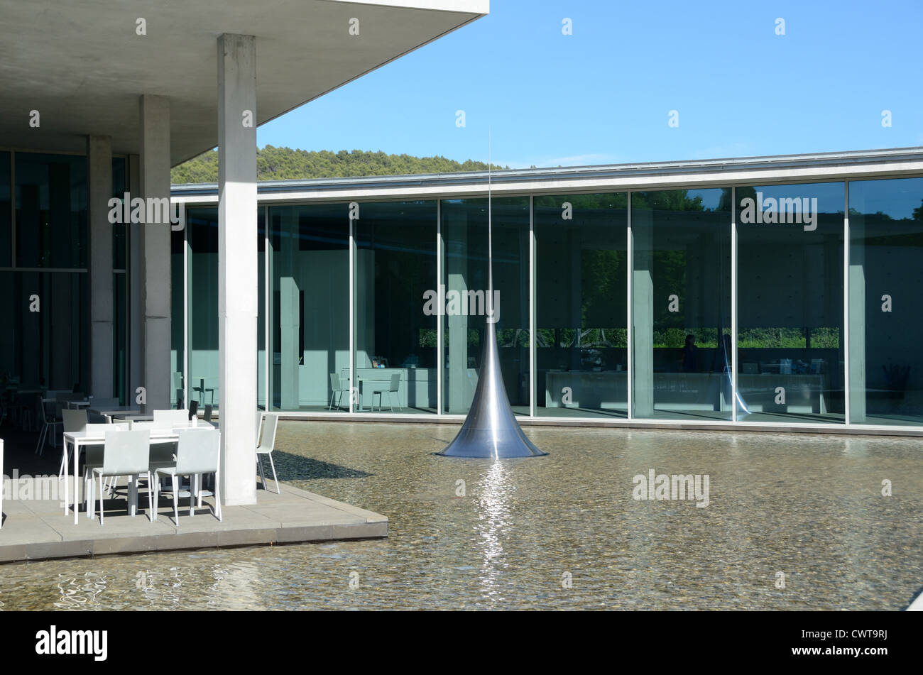 Zeitgenössische Skulptur und dekorative Pool im Château oder Domaine La Coste Art Centre (2011) von Tadao Ando Le Puy-Sainte-Réparade Provence France Stockfoto