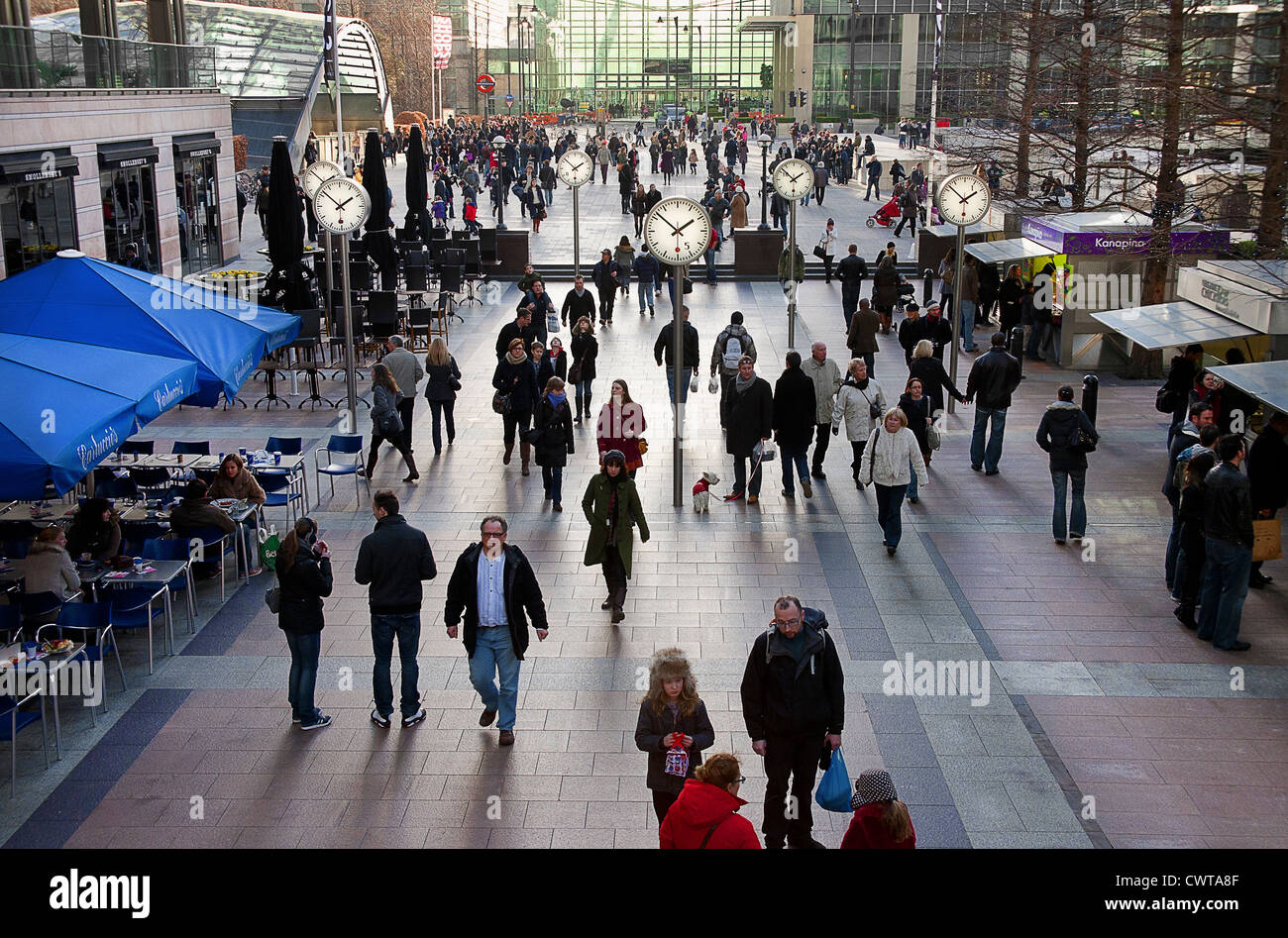 Vereinigtes Königreich. England. London.Canary Wharf. Reuters Plaza in Canary Wharf. Massen von Menschen in Innenräumen. Stockfoto