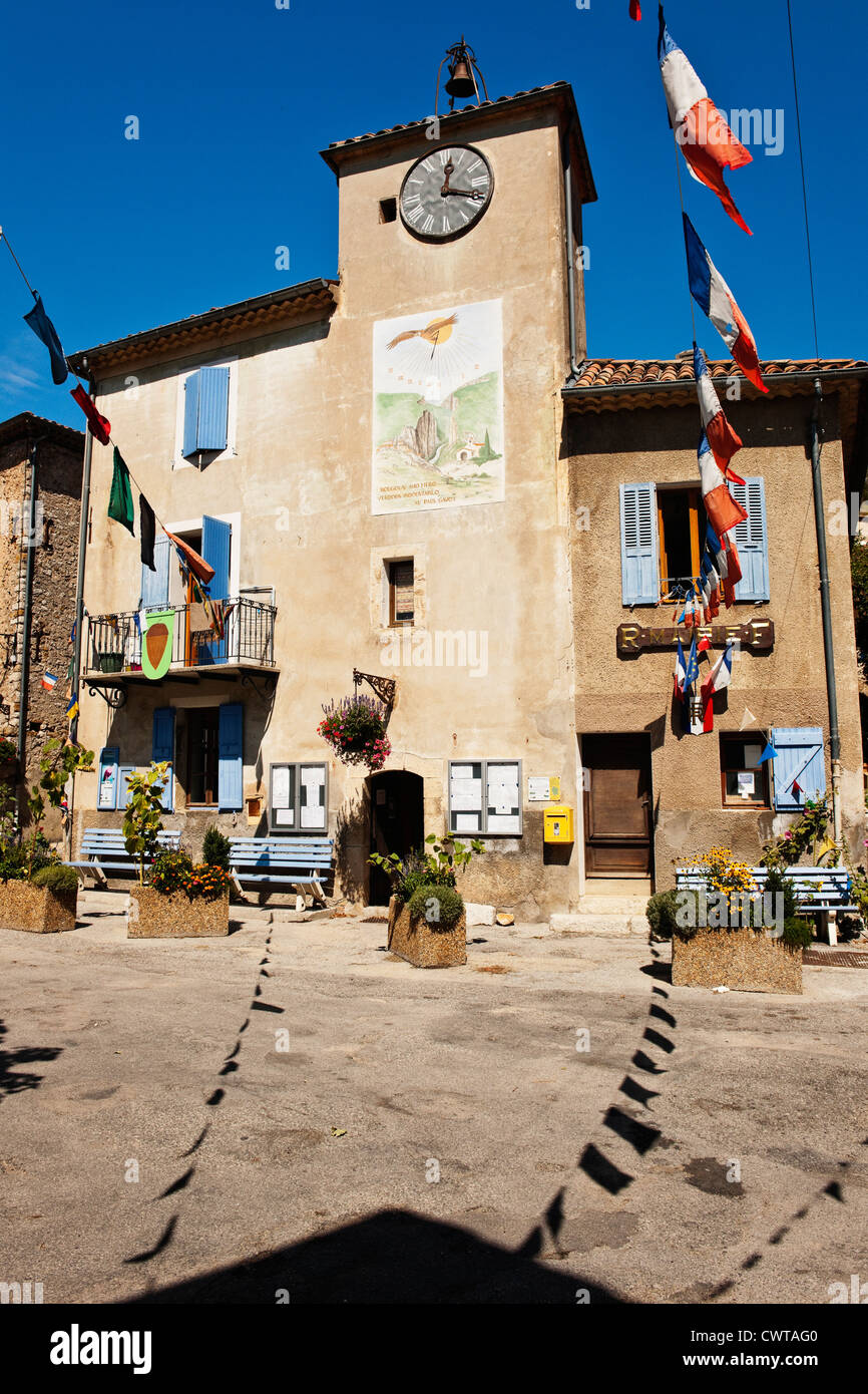 Das Dorf Rougon ein Dorf in der Verdon-Schluchten Gegend in der Provence, Frankreich mit bunten Fahnen an einem sonnigen Tag mit blauem Himmel Stockfoto