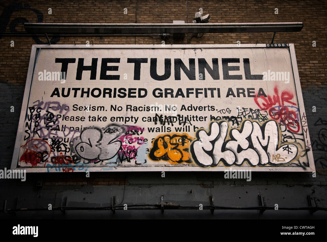 Vereinigtes Königreich. England. London. Lambeth. Waterloo. Humorvoll anmelden Leake Straße Unterführung. "Die Tunnel autorisierten Graffiti area" Stockfoto
