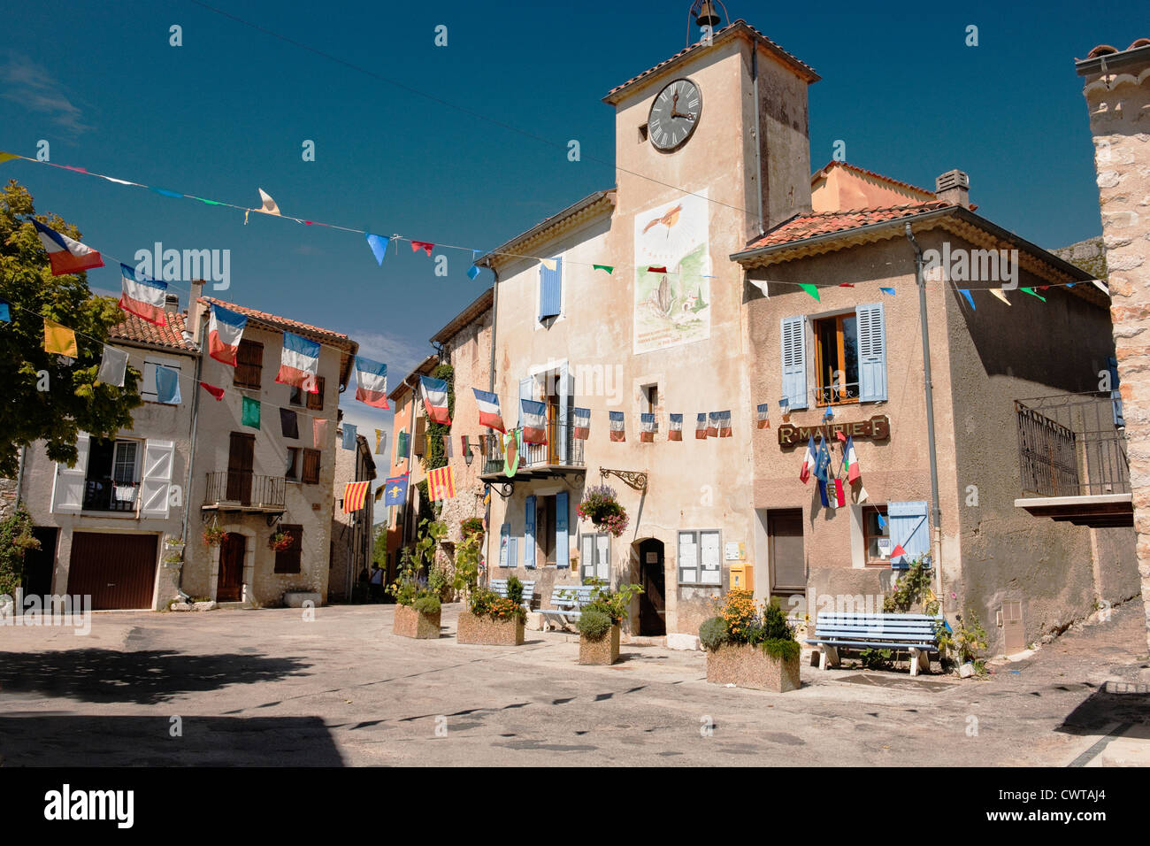 Das Dorf Rougon ein Dorf in der Verdon-Schluchten Gegend in der Provence, Frankreich mit bunten Fahnen an einem sonnigen Tag mit blauem Himmel Stockfoto