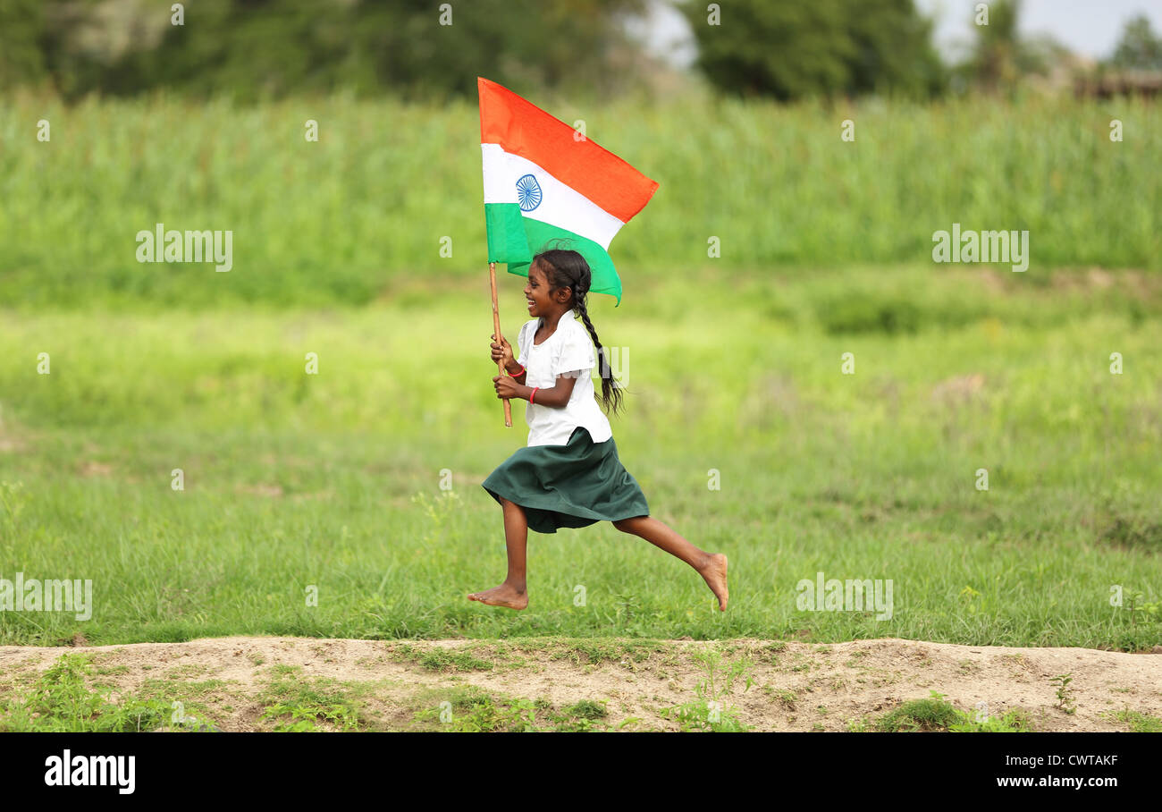 Junge indische Schulmädchen mit Indien Flagge Andhra Pradesh in Indien Stockfoto