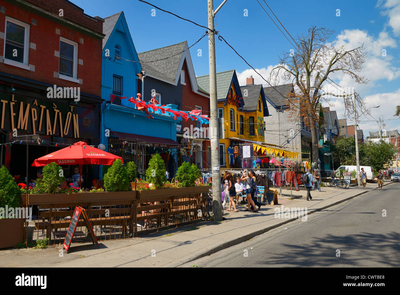 Die bunten Geschäfte und Gebäude auf Kensington avenue Markt in Toronto im Sommer Stockfoto