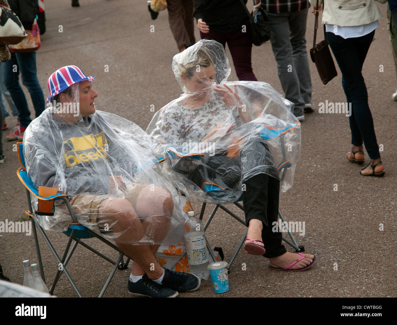 An einem regnerischen Tag haben zwei Besucher nach Brighton ein Picknick im Regen. Stockfoto
