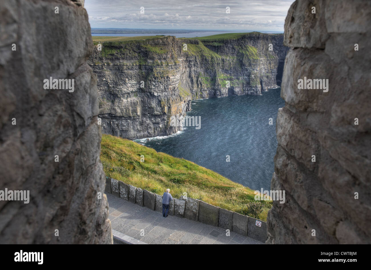 Die Cliffs of Moher an der Westküste von Irland steigen senkrecht mehr als 200 Meter aus dem Atlantischen Ozean Stockfoto