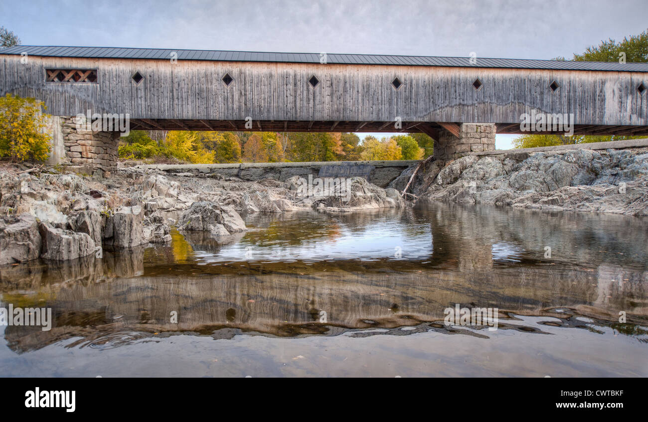 Die Bad-Haverhill Covered Bridge in New Hampshire, USA ist 250ft lang und wurde im Jahre 1823 erbaut Stockfoto