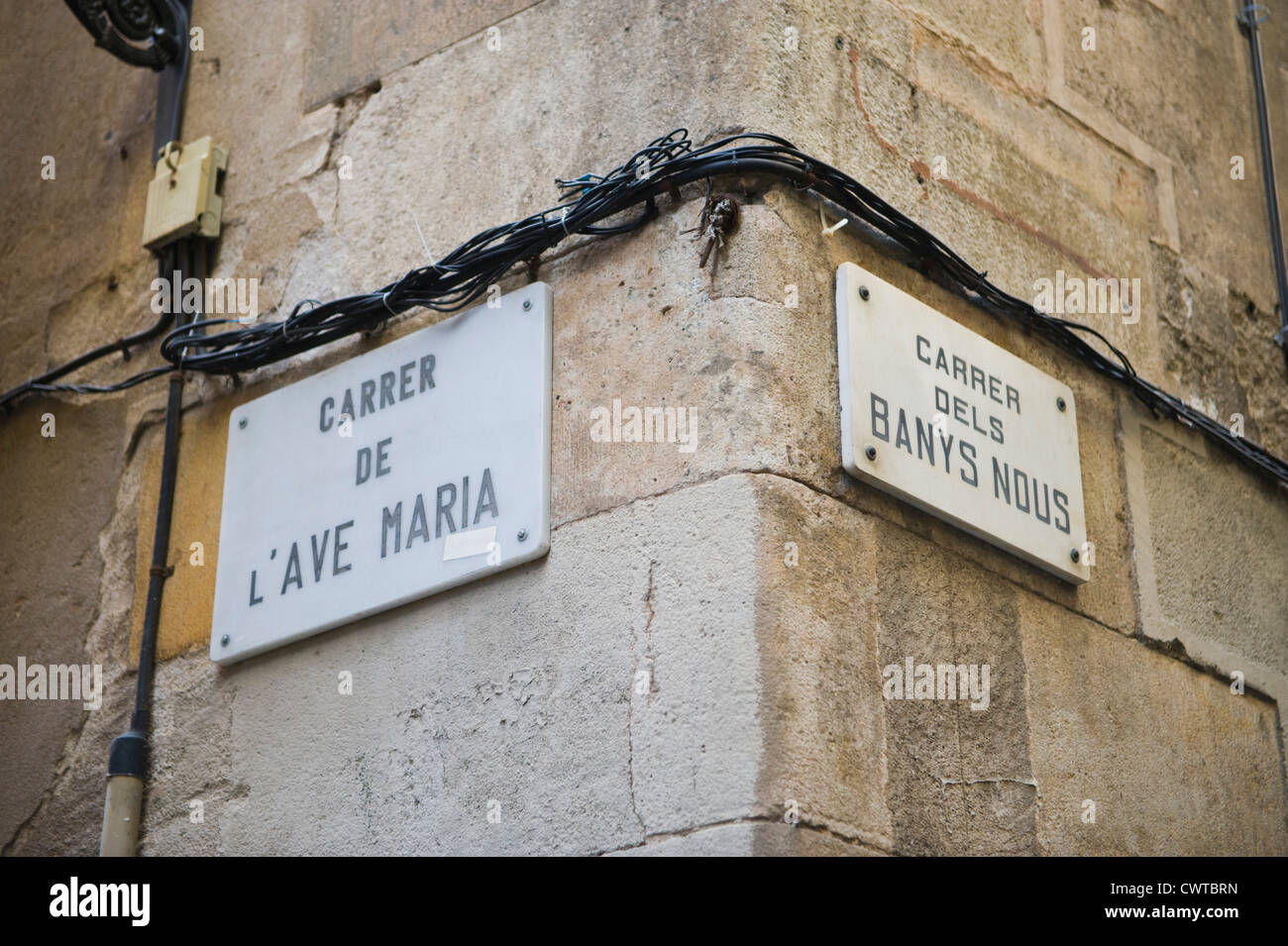 Straßenschilder für CARRER DE L'AVE MARIA & CARRER DELS BANYS NOUS in Barcelona, Katalonien, Spanien, ES Stockfoto