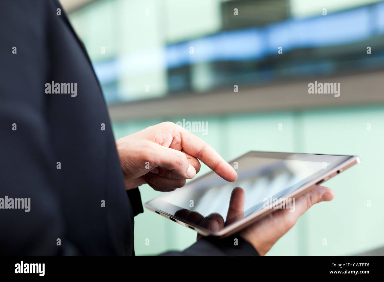 Geschäftsmann, arbeiten mit einem digital-Tablette Stockfoto