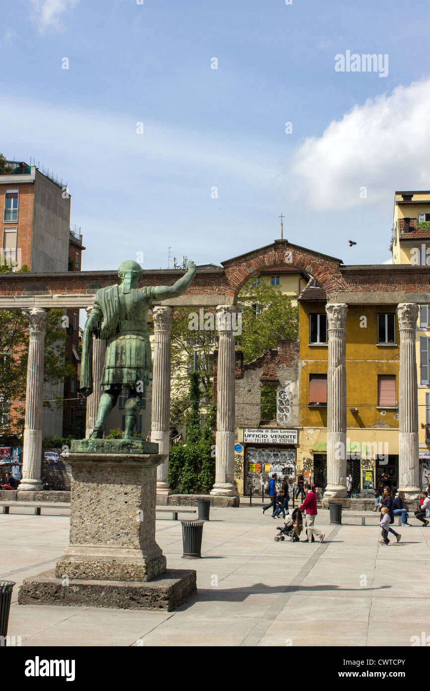 Italien, Lombardei, Mailand, Statue des römischen Kaisers Konstantin und Colonne di San Lorenzo Stockfoto