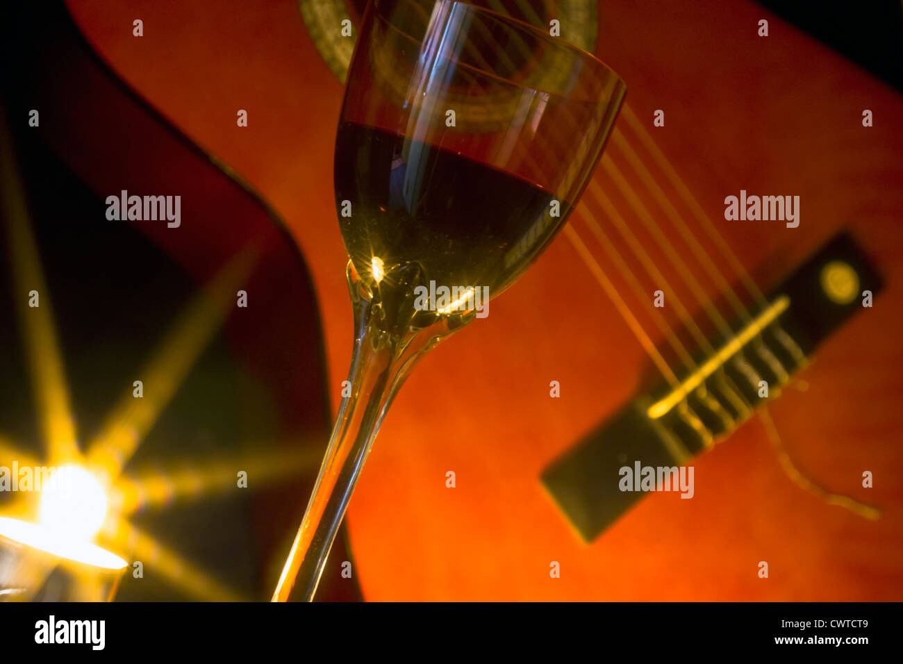 Böhmische Bild der spanischen Gitarre, romantischen Abend Glas Wein rose und klassische Gitarre, Liebesthema, böhmischen Thema Stockfoto