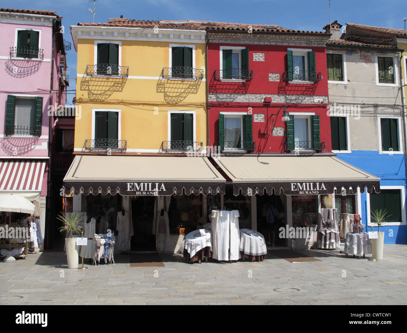 Bunte Geschäfte auf Burano in der venezianischen Lagune, Italien Stockfoto