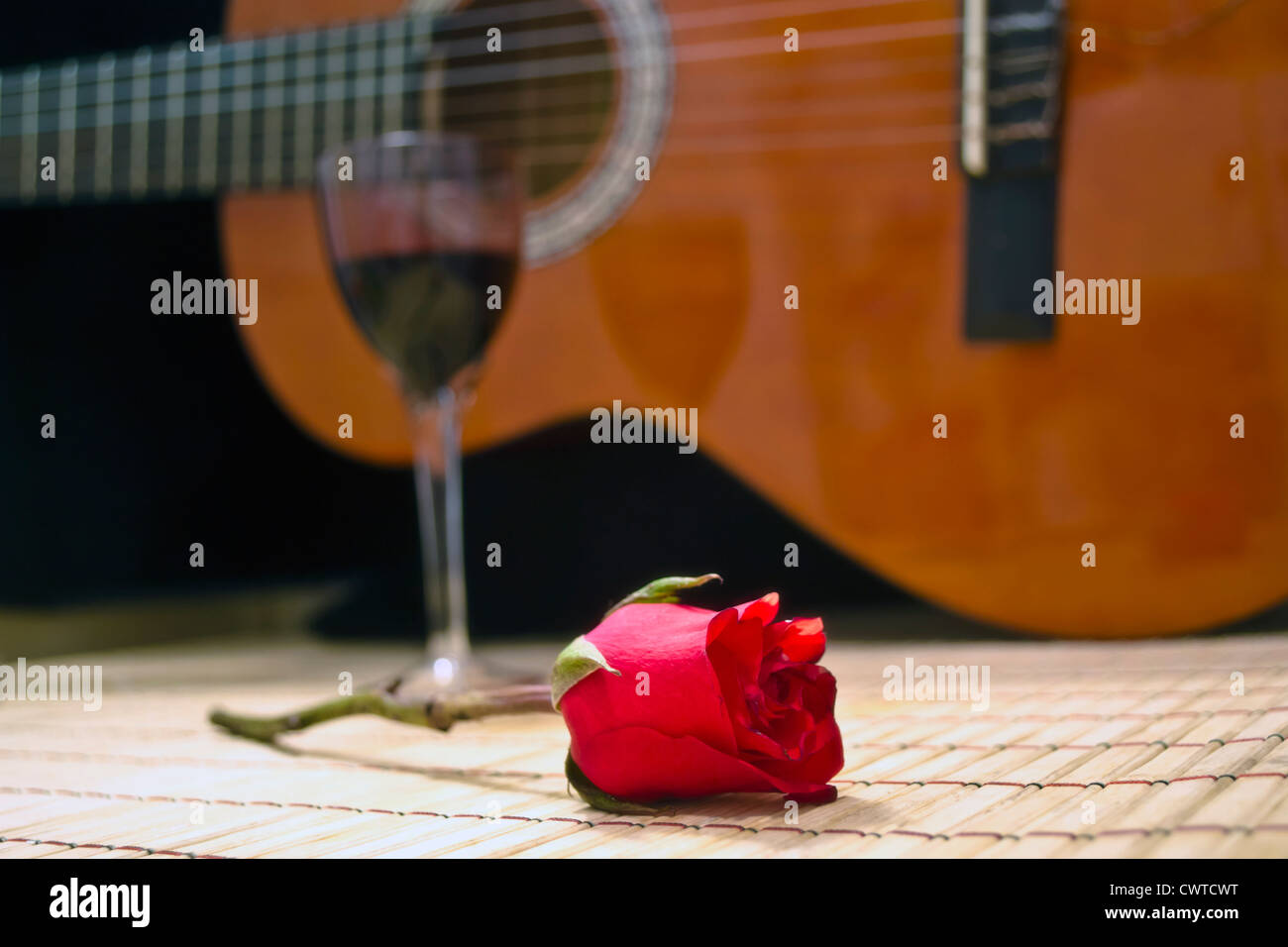 Böhmische Bild der spanischen Gitarre, romantischen Abend Glas Wein rose und klassische Gitarre, Liebesthema, böhmischen Thema Stockfoto
