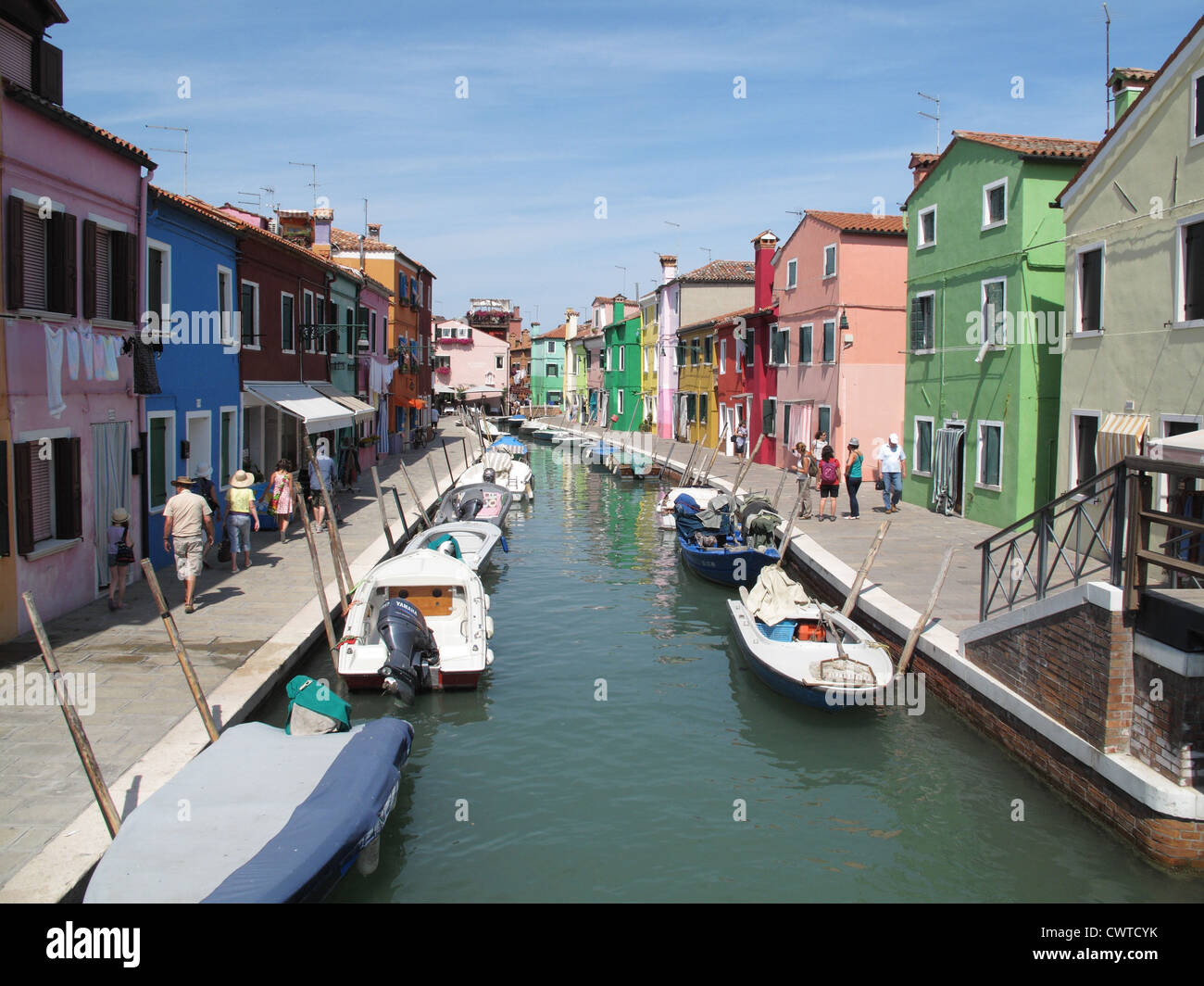 Kanal und Boote mit bunten Geschäften auf Burano in der venezianischen Lagune, Italien Stockfoto