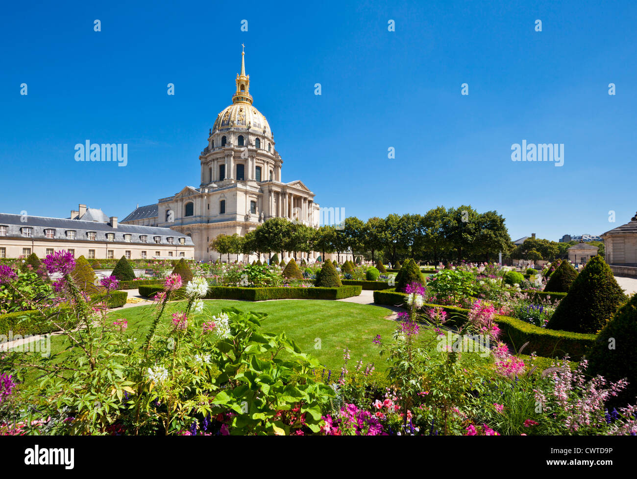 Eglise du Dôme Les Invalides und formale Gärten Napoleons Grab Paris Frankreich EU Europa Stockfoto