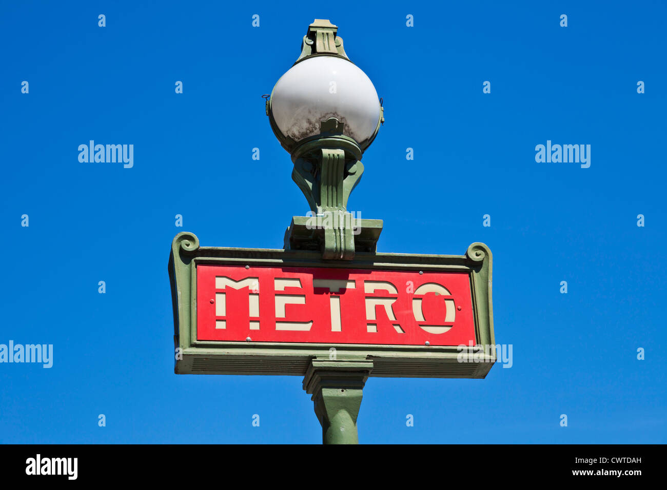 Paris Metro Zeichen vor einem strahlend blauen Himmel Frankreich EU Europa Stockfoto