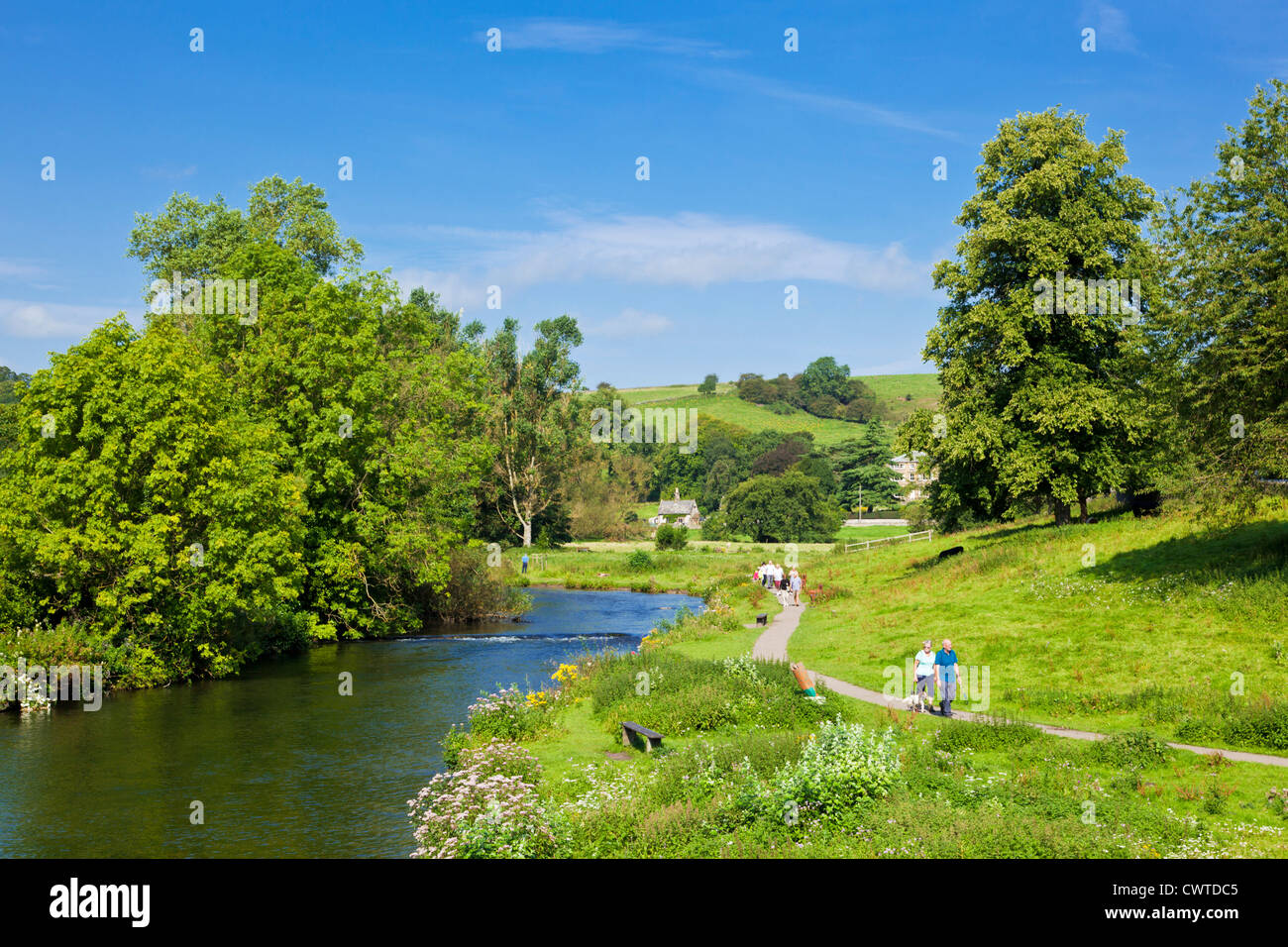 Menschen zu Fuß entlang der Fluss Wye in Bakewell Derbyshire Peak District National Park England UK GB EU Europa Stockfoto