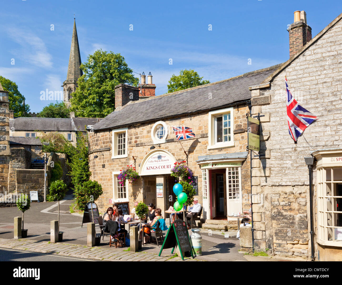 Menschen Essen und trinken im Kings Court Café und Geschäfte Bakewell Derbyshire Peak District England UK GB EU Europa Stockfoto