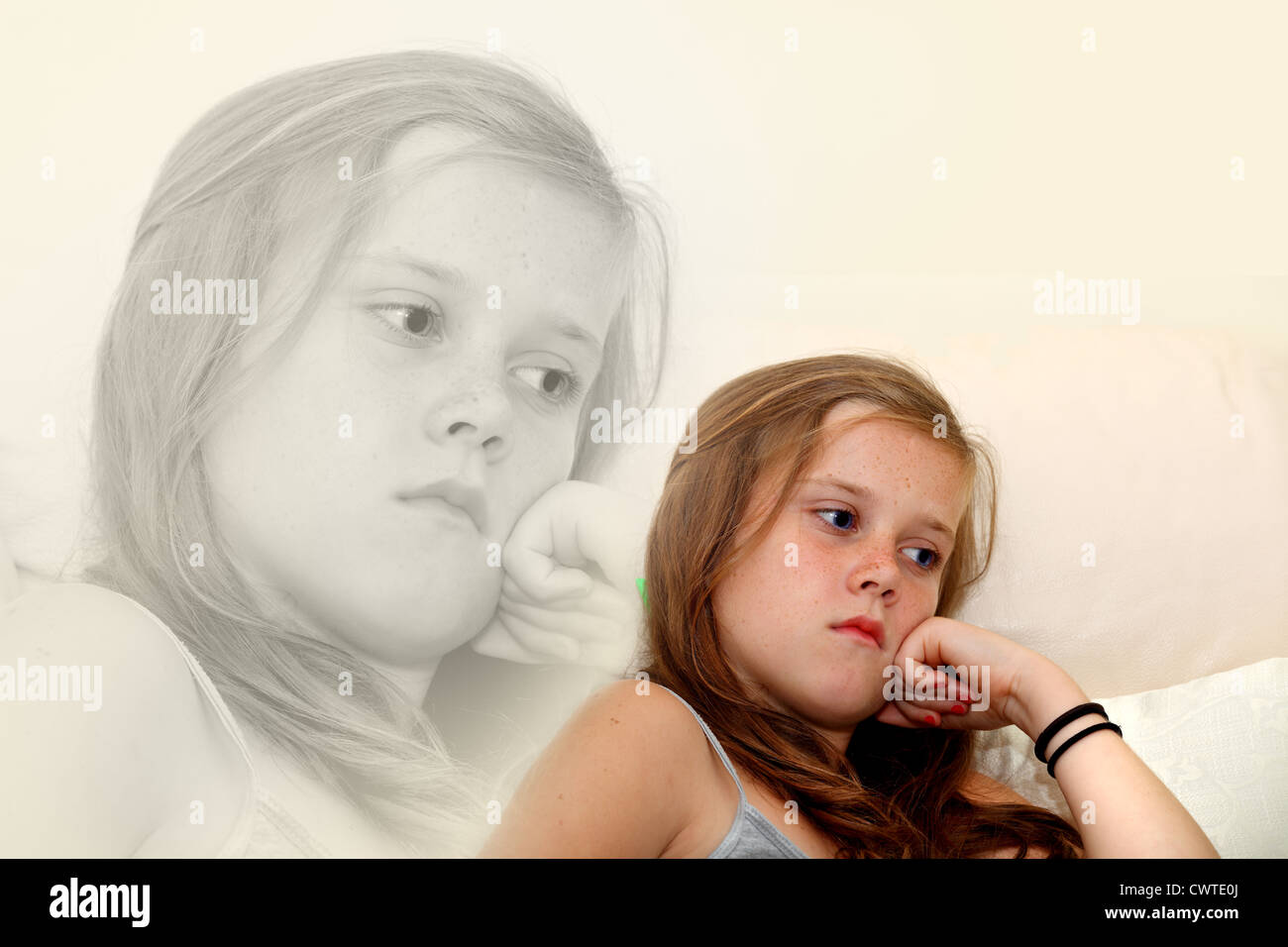 Ein Bild von einem 10 Jahre alten Mädchen betrachten und traurig, betont durch einen Mono zweite Bild hinter Stockfoto