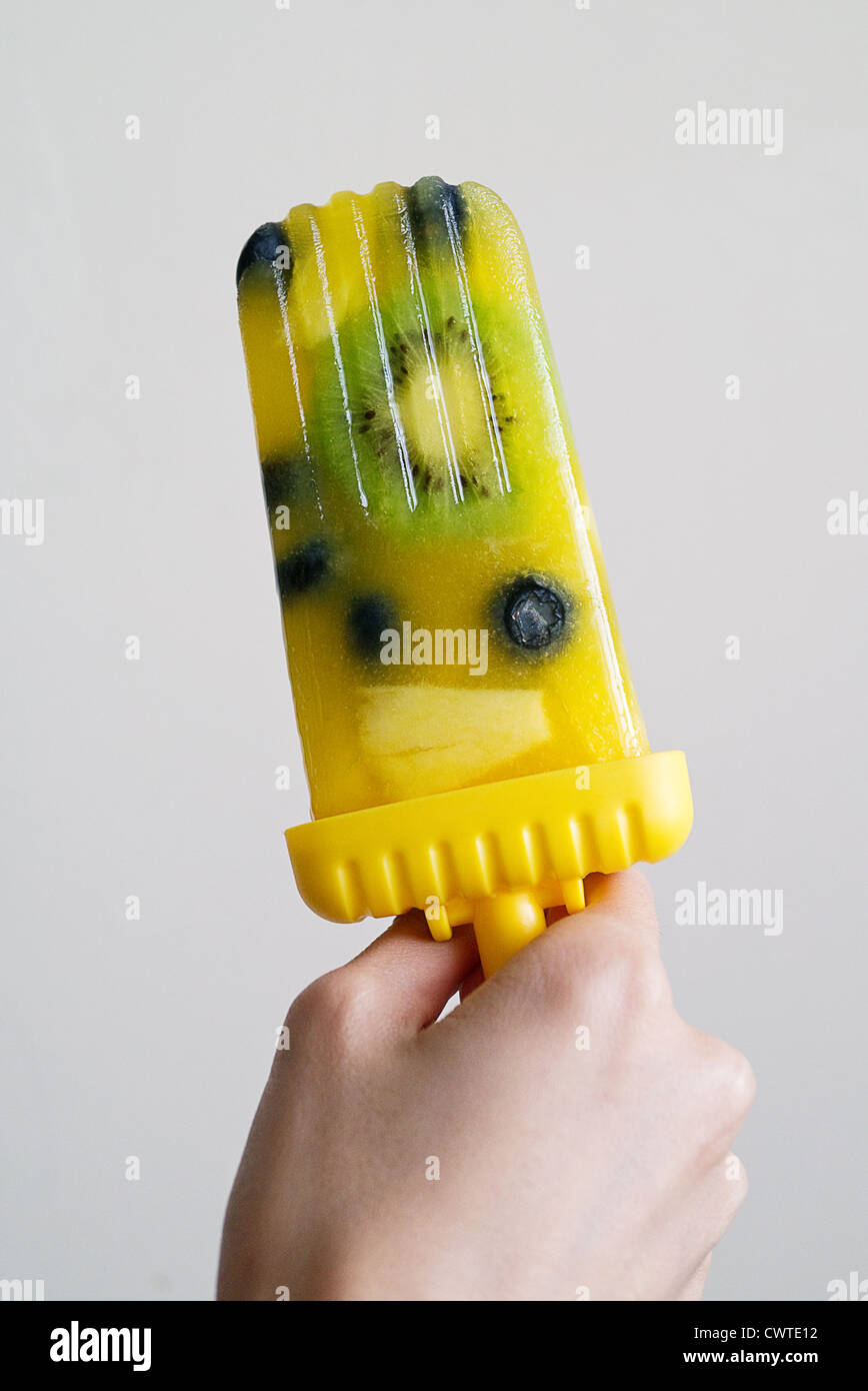 Eis-Pop mit Früchten gemacht. Stockfoto