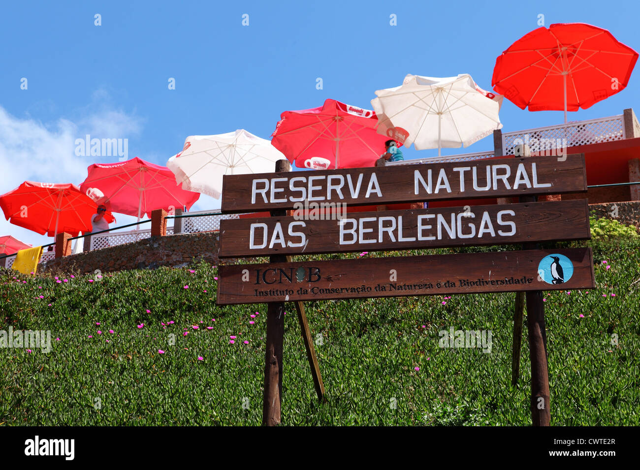 Zeichen markieren "Reserva Natural Das Berlengas" oder das Naturschutzgebiet Berlangas Inseln vom portugiesischen Festland entfernt. Stockfoto