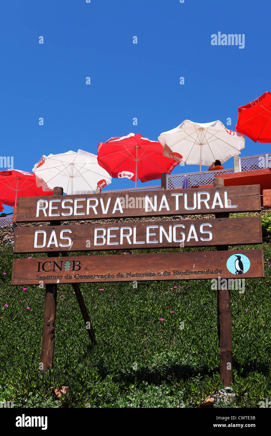 Zeichen markieren "Reserva Natural Das Berlengas" oder das Naturschutzgebiet Berlangas Inseln vom portugiesischen Festland entfernt. Stockfoto