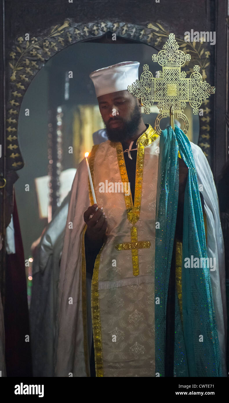 Äthiopischer Priester betet an die äthiopische Kirche in Jerusalem, Israel Stockfoto